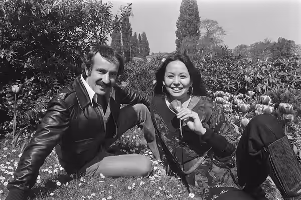 Collectie / Archief : Fotocollectie Anefo Reportage / Serie : [ onbekend ] Beschrijving : Yvonne Elliman (zangeres) en producer Robert Stigwood Datum : 18 mei 1 (1977)