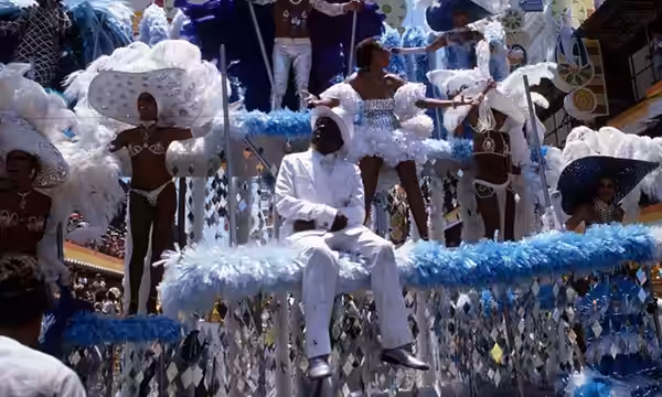 13.02.1983 - Fotógrafo Luiz Pinto - Desfile da Escola de Samba "Beija-Flor de Nilópolis", com o enredo "A GRANDE CONSTELAÇÃO DAS ESTRELAS NEGRAS", do carnavales