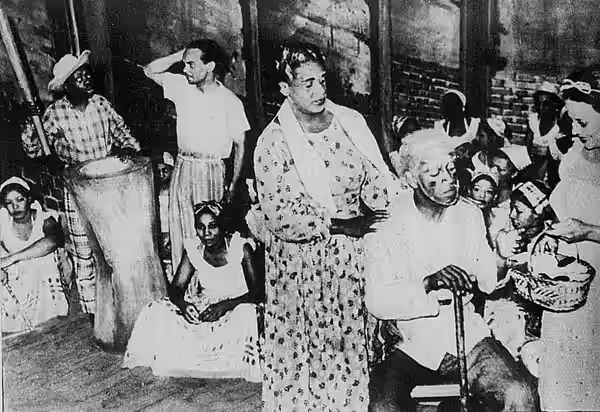 Cena da peça teatral "Algemas Quebradas" onde aparecem Grande Othelo, Pérola Negra, De Carambola, Apolo Correa e Índia do Brasil, em matéria da revista "Carioca (1938)