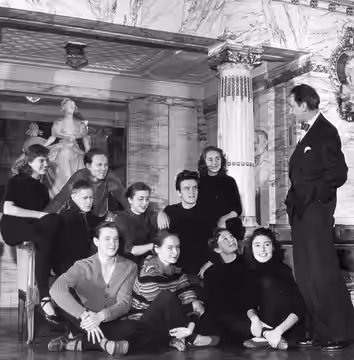 Publicerad i: Luterkort, I. (1998). Om igen, herr Molander!: Kungl. Dramatiska teaterns elevskola 1787-1964. Stockholm: Stockholmia. s. 127. Bildtext vid public (1950)