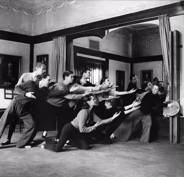 Publicerad i: Luterkort, I. (1998). Om igen, herr Molander!: Kungl. Dramatiska teaterns elevskola 1787-1964. Stockholm: Stockholmia. s. 74. Bildtext vid publice (1950)