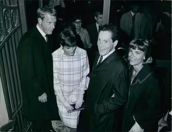 Tage Danielsson med hustrun Märta-Stina Danielsson samt Dramatenchefen Erland Josephson med hustrun Kristina Adolphson, vid nyinvigningen av Södra Teatern. (1967)