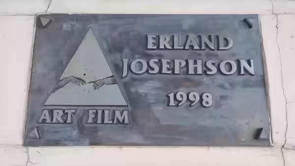 Ceduľa Artist´s Mission Award (Hercova misia) na MFF Art Film pripevnená na starom moste slávy v Trenčianských Tepliciach. (2024)