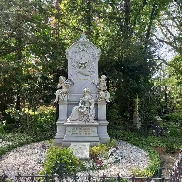 Das Grab des deutschen Komponisten Robert Schumann und seiner Ehefrau Clara geborene Wiek auf dem Alten Friedhof Bonn. (2024)