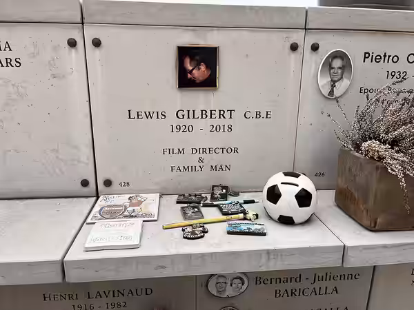 Sépulture de Lewis Gilbert au cimetière de Monaco (2023)