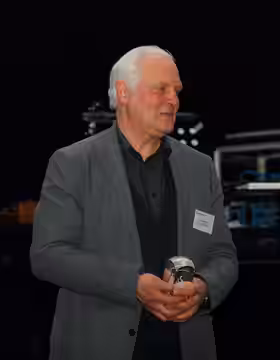 Verleihung des Schallwelle-Musikpreises am 10. März 2012. Kuppel des Planetariums Bochum. Johannes Schmoelling erhält den zweiten Sonderpreis für 2011.
