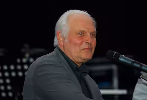 Verleihung des Schallwelle-Musikpreises am 10. März 2012. Kuppel des Planetariums Bochum. Johannes Schmoelling erhält den zweiten Sonderpreis für 2011.