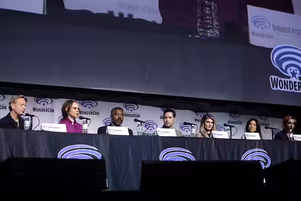 Dean Georgaris, Deborah Pratt, Ernie Hudson, Raymond Lee, Caitlin Bassett, Nanrisa Lee and Mason Alexander Park speaking at the 2023 WonderCon, for "Quantum Lea