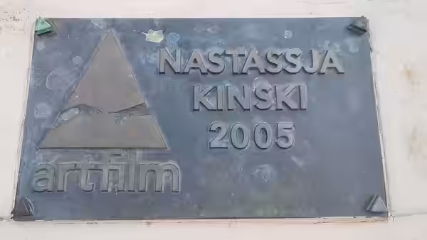 Ceduľa Artist´s Mission Award (Hercova misia) na MFF Art Film pripevnená na starom moste slávy v Trenčianských Tepliciach. (2024)