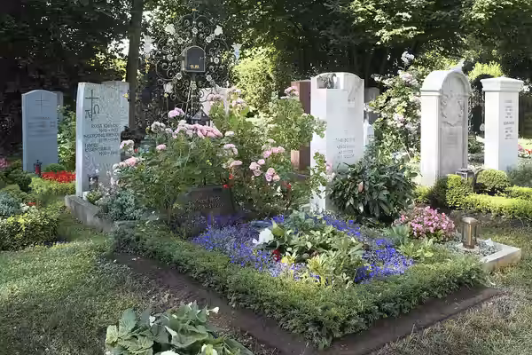 Nymphenburger Friedhof in Nymphenburg im Stadtbezirk Neuhausen-Nymphenburg in München (Bayern/Deutschland), Grab von Bernhard Wicki (2019)