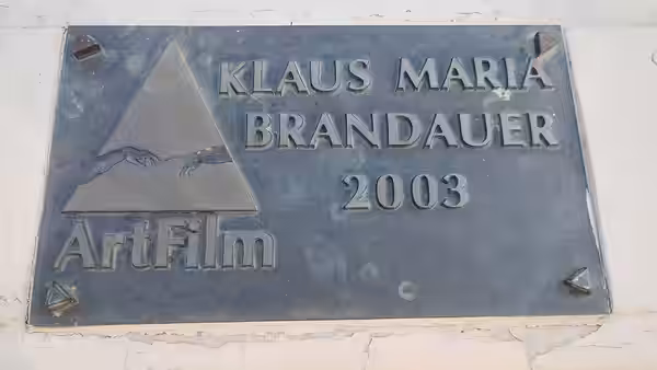 Ceduľa Artist´s Mission Award (Hercova misia) na MFF Art Film pripevnená na starom moste slávy v Trenčianských Tepliciach. (2024)
