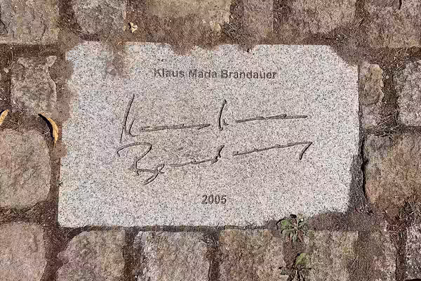 Bodenplatte auf dem „Meininger Walk of Fame“ für Klaus Maria Brandauer anlässlich einer Benefizveranstaltung im Jahr 2005 zwecks Restaurierung historischer Bühn (2020)