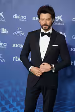 Álvaro Morte en la alfombra roja de los premios Goya 2023 celebrados en Sevilla