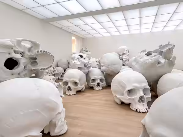 Ron Mueck – Mass (2016-2017), mixed media, verschillende afmetingen ongeveer 115x108x157 cm. Tentoonstelling museum Voorlinden Wassenaar, 2024.