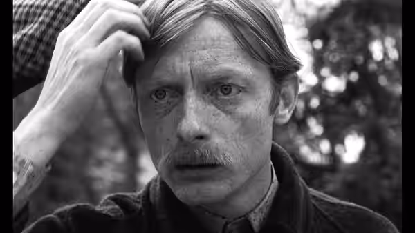 Otto Sander (1980) in der Rolle des ottO treberT (Episode "Rückwärts" im Film "Zum Beispiel Otto Spalt" von René Perraudin (2020)