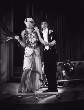 Travestieszene mit Curt Bois (als Egon Fürst) und Mona Maris (als Prinzessin Antoinette).