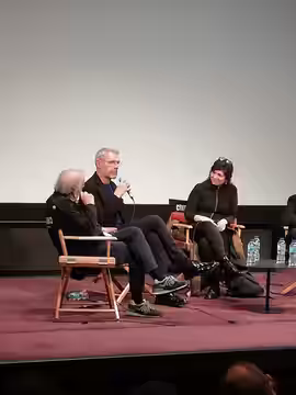 Renato Berta, Lambert Wilson et Agnès Jaoui discutant du film "On connaît la chanson" (Alain Resnais, 1997), à la Cinémathèque française en novembre 2021, dans 