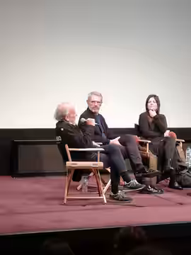 Renato Berta, Lambert Wilson et Agnès Jaoui, discutant du film "On connaît la chanson" (Alain Resnais, 1997), à la Cinémathèque française en novembre 2021, dans