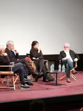 Renato Berta, Lambert Wilson, Agnès Jaoui et Bruno Fontaine discutant du film "On connaît la chanson" (Alain Resnais, 1997), à la Cinémathèque française en nove (2021)