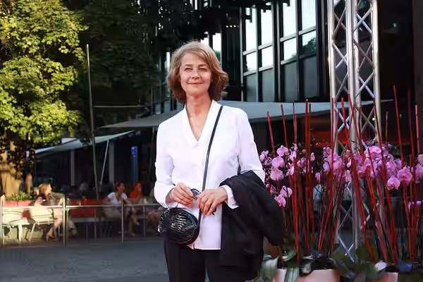 Charlotte Rampling auf dem Roten Teppich beim Münchner Filmfest 2011 vor dem Gasteig