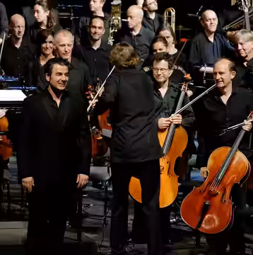 Ludovic Bource (à gauche) avec l'orchestre national de Lyon dirigé par Ernst van Tiel (de dos) lors d'un ciné-concert de "The Artist" (2018)