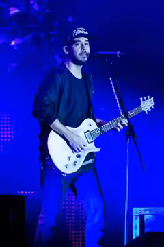A cropped version of File:Linkin Park - Rock'n'Heim 2015 - 2015235221130 2015-08-23 Rock'n'Heim - Sven - 1D X - 1058 - DV3P3728 mod.jpg