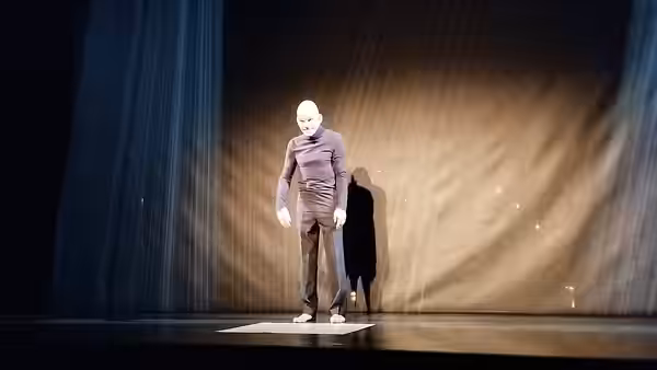 Denis Lavant sur la scène du Théâtre 14 pour le seul-en-scène "Cap au pire", d'après Samuel Beckett, le 15 octobre 2024.