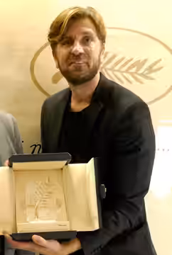 Rüben Ostlund with his Golden Palm for "The Square" (2017)
