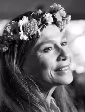 Lena Olin som en av Sommarpratarna i P1 på presskonferensen i Radiohusets trädgård den 3 juni 2015.