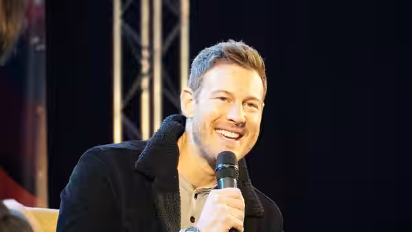 Author : @Kiri Karma Comiccon Brussels 2022 - Q&amp;A Tom Hopper Tom Hopper aka Luther Hargreeves, Billy Bones, Dickon Tarlon,... The Umbrella Academy - Black S