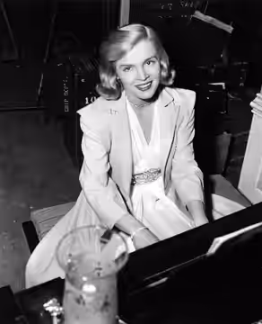 Publicity photo of American actress Lizabeth Scott in Stolen Face (1952)
