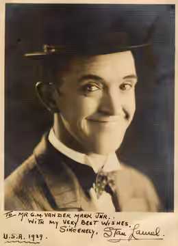 Omschrijving: Filmgeschiedenis, komieken. Gesigneerd portret van filmkomiek Stan Laurel met bolhoed, vlinderdasje (strikje) én zijn allervriendelijkste glimlach (1929)