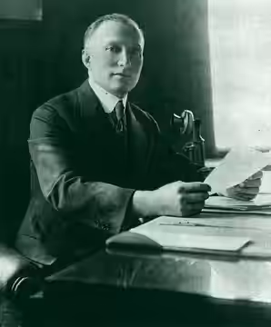 Portrait of Adolph Zukor by the Apeda photographic studio (1922)