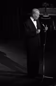 Théâtre du Capitole. Le 2 juin 1965. Vue sur scène du chanteur Maurice Chevalier, à l'occasion d'une soirée "Nuit de la Légion Etrangère" au théâtre du Capitole