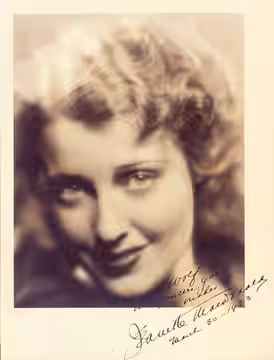 Sujet : MacDonald, Jeanette (1903-1965) -- Portraits Appartient à l’ensemble documentaire : BNUStr003 Appartient à l’ensemble documentaire : BNUStras1 Appartien (1933)