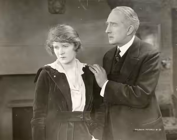 A scene from the American mystery film The Face in the Dark (1918). Clemmer Movie Cut April 21, 1918. Includes Mae Marsh. Subjects: motion pictures, actresses