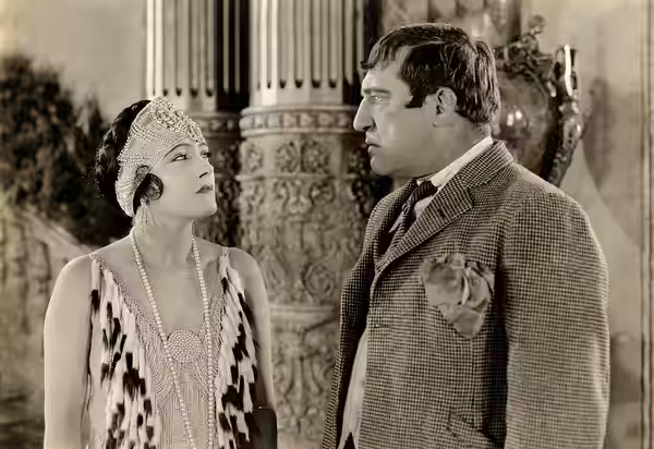Omschrijving: In 1925 speelt de actrice Gloria Swanson de rol van een 'luxe poppetje' in de Paramount film 'Mijn Amerikaansche Vrouw' . Haar tegenspeler is de a
