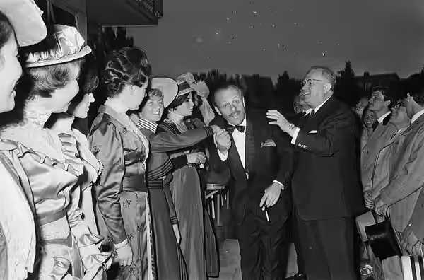 Collectie / Archief : Fotocollectie Anefo Reportage / Serie : [ onbekend ] Beschrijving : Premiere in bioscoop Du Midi van de film "Knotsgekke kerels in hun vli (1965)