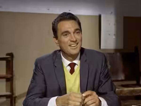 Robert Alda in una scena del film italiano Un militare e mezzo (1960).
