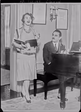 Sujet : Marafioti, Pasqual Mario (1878-1951) -- Portraits Moore, Grace (1898-1947) -- Portraits Portraits collectifs -- 1914-1945 Référence bibliographique : Ro (1928)