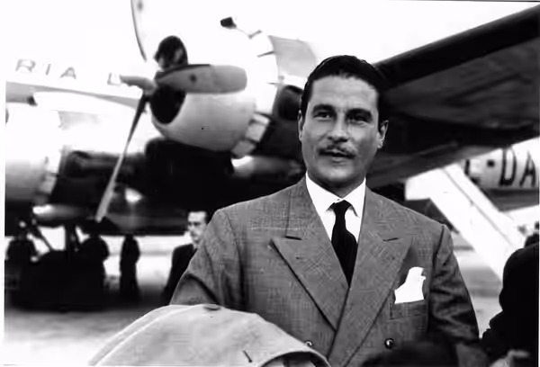 Errol Flynn posando junto al avión después de aterrizar. (1954)