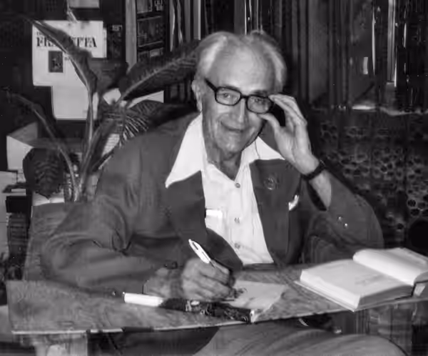 This is Fritz Leiber at A Change of Hobbit on 26 February 1977.