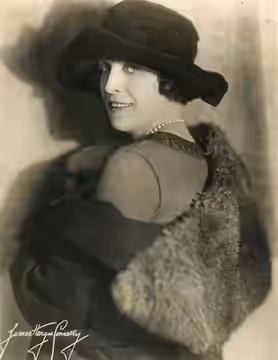 Vaudeville headliner Cecil Cunningham. Subjects: vaudeville (1922)