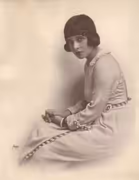 Photo portrait of screenwriter Anita Loos (1920)