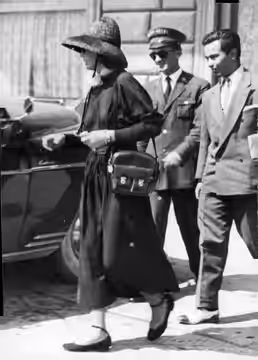 Greta Garbo i Florens.Rom, 2 september (AP). De två svenska filmskådespelarna Greta Garbo och Ingrid Bergman har äntligen träffats – och det var Ingrid som tog  (1949)