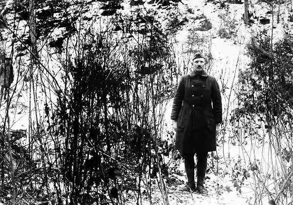 Sgt. Alvin C. York, 328th Infantry, who with the aid of 7 men, captured 132 German prisoners, shows the hill on which the raid took place on October 8, 1918 in  (1919)