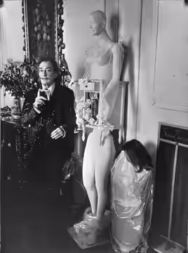 Collectie / Archief : Fotocollectie Anefo Reportage / Serie : [ onbekend ] Beschrijving : Salvador Dali in Barcelona met bizar beeld van vrouw, voor Dalimuseum  (1974)