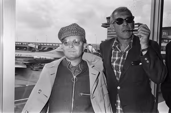 Collectie / Archief : Fotocollectie Anefo Reportage / Serie : [ onbekend ] Beschrijving : Aankomst schrijver Truman Capote (links) en regisseur Richard Brooks o (1968)
