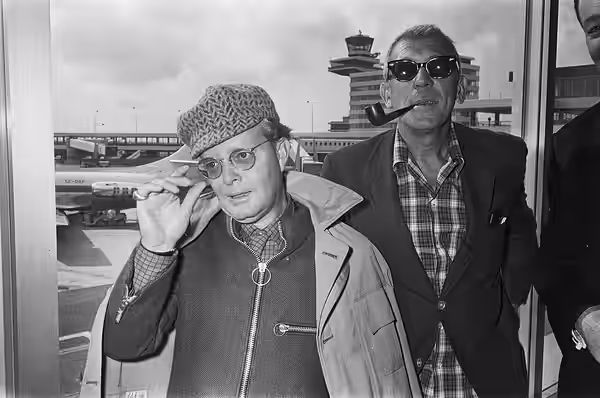 Collectie / Archief : Fotocollectie Anefo Reportage / Serie : [ onbekend ] Beschrijving : Aankomst schrijver Truman Capote (links) en regisseur Richard Brooks o (1968)