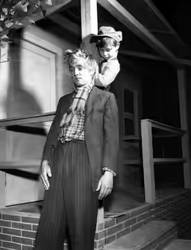 Oskar Werner und Peter Czeike (geb. 1943) im Bühnenstück Mein Herz ist im Hochland (Theater in der Josefstadt) (1949)